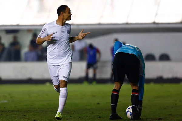 Soberano, Santos goleia São Paulo na Vila e cola no G4