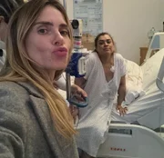 Carolina Dieckmmann e Preta Gil posa durante internação