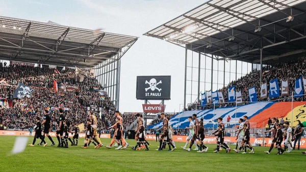 Foto colorida da equipe do St. Pauli entrando em campo para partida do Campeonato Alemão - Metrópoles