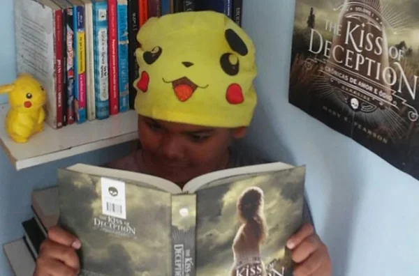 Menino que incentiva leitura sofre racismo: “Criado pra ser preto e pobre”