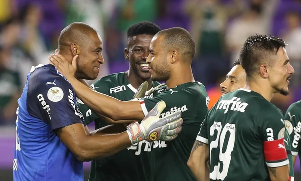 Após 20 pênaltis, Palmeiras vence na reestreia de Luxemburgo