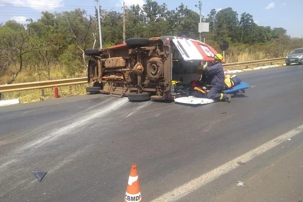 Ambulância do Samu que transportava bebê com pneumonia capota no DF