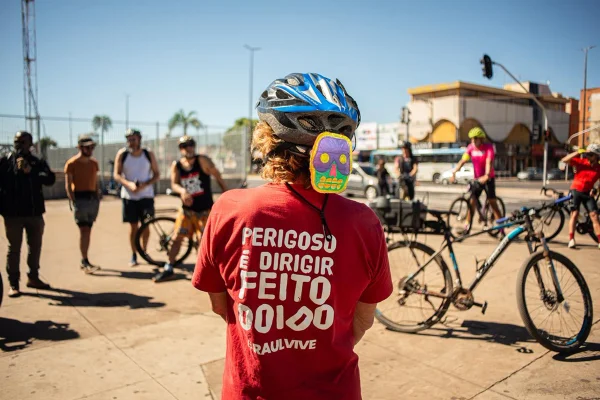Atletas pedalam em protesto contra morte e atropelamento de ciclistas - destaque galeria