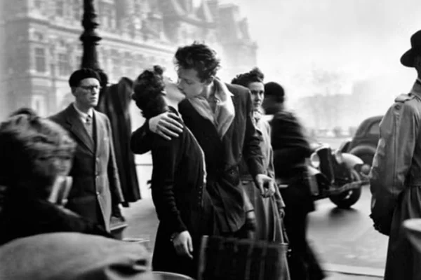 fotografia em preto e branco mostra casal se beijando em paris - Metrópoles