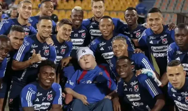 Imagem colorida do torcedor Sebastian Pamplona e jogadores - Metrópoles