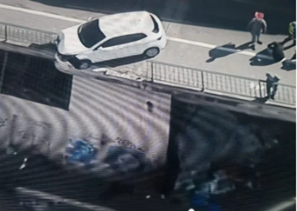 Imagem colorida de carro que bateu em viaduto em SP e grávida caiu