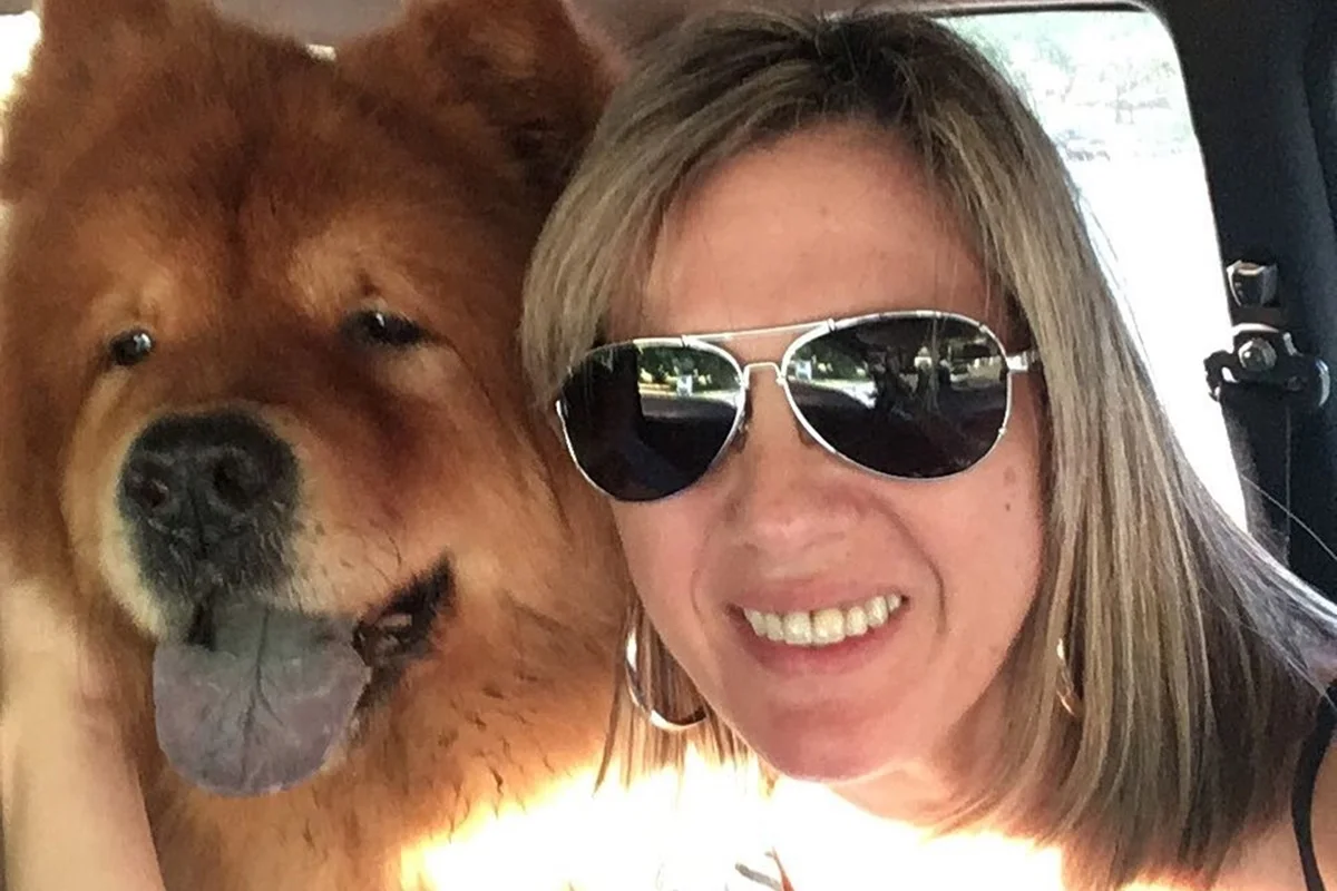 Andreia de Andrade, viúva de Nahim, posa com um dos cachorrinhos Andreia de Andrade, viúva de Nahim, posa com um dos cachorrinhos