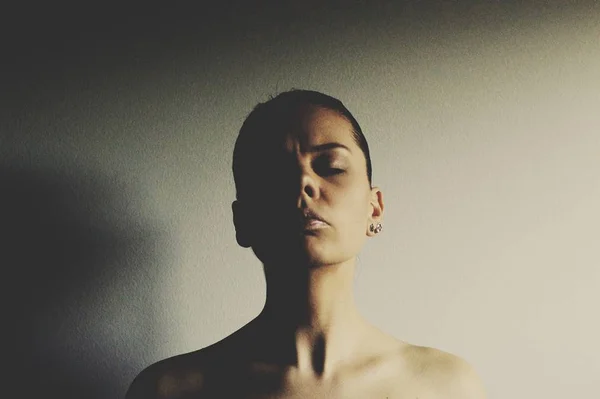 Mulher nua de olhos fechados - Metrópoles