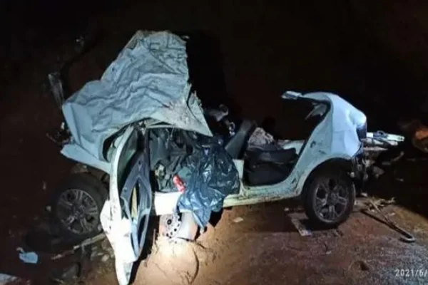 Duas mulheres morrem em batida frontal entre carro e ônibus no Paraná