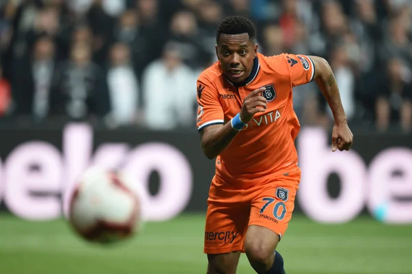 Imagem colorida do jogador Robinho correndo atrás da bola - Metrópoles