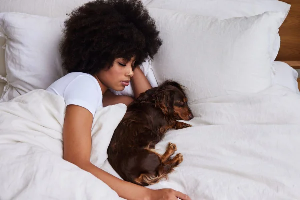 mulher dormindo com cachorro