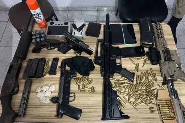 Imagem colorida, armas usadas pelos suspeitpos- Metrópoles
