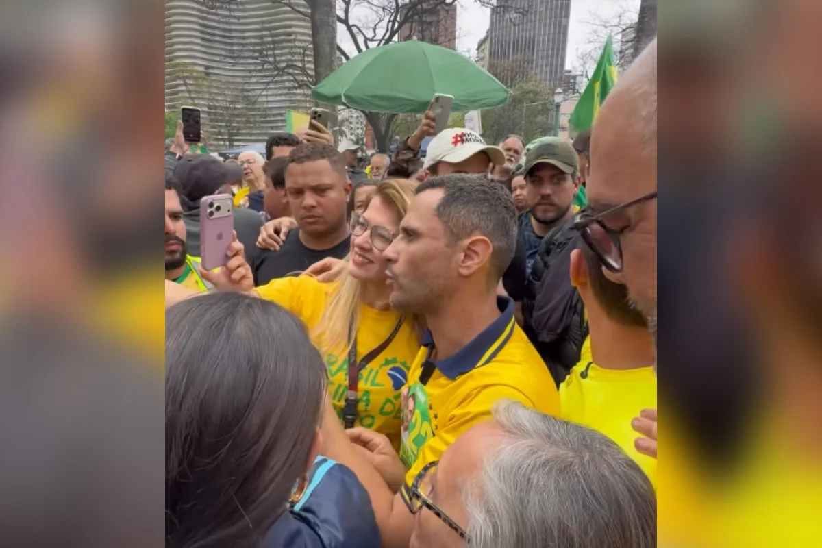 Cleitinho cumprimenta apoiadores de Flávio Bolsonaro em BH Cleitinho cumprimenta apoiadores de Flávio Bolsonaro em BH