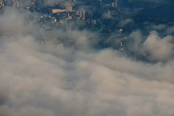 Imagem colorida de nevoeiro marítimo em SC - Metrópoles