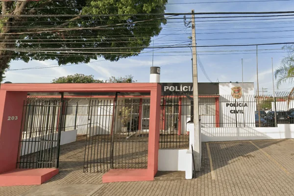 Imagem colorida da fachada da delegacia onde foi registrado o caso do homem que foi morto a facadas e teve o coração arrancado - Metrópoles