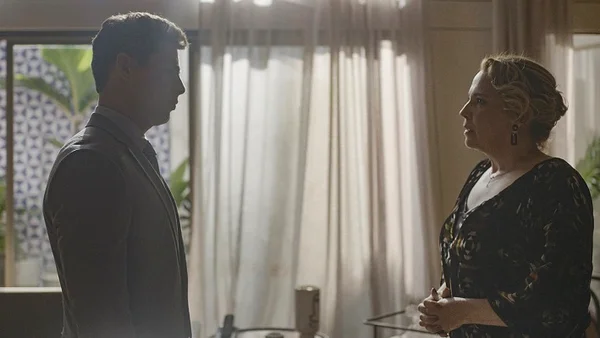 Christian/Renato (Cauã Reymond) e Elenice (Ana Beatriz Nogueira) em Um Lugar ao Sol