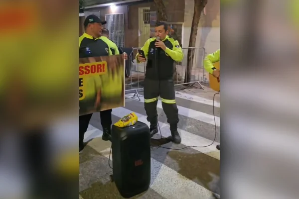 Agentes de trânsito transformam protesto em pagode e cobram direitos
