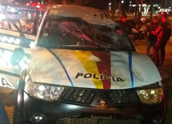 Viatura da PM capota durante perseguição em Taguatinga