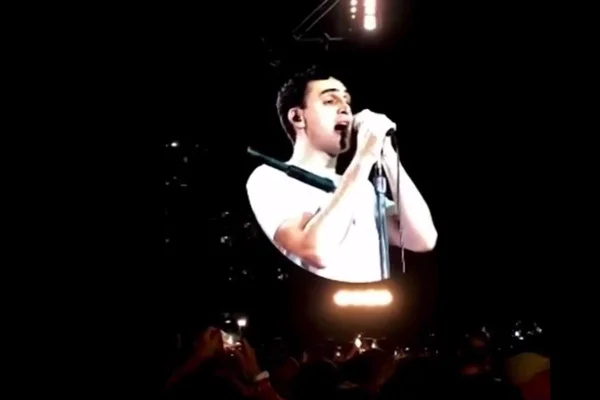 Filhos de Caetano Veloso cantam Todo Homem com Coldplay no Rio