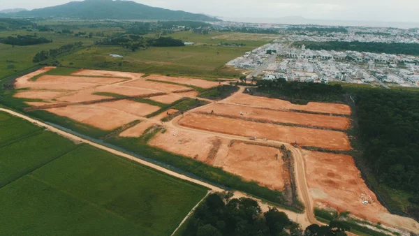 Foto colorida do projeto contra enchentes em Santa Catarina em andamento - Metrópoles