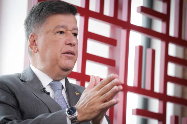 O senador Carlos Viana (Podemos-MG) presidente da CPMI do INSS