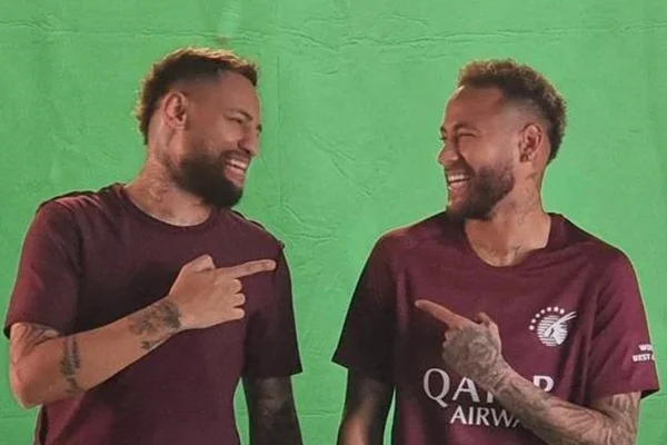 Eigon Oliveira e Neymar posam juntos durante publicidade - Metrópoles