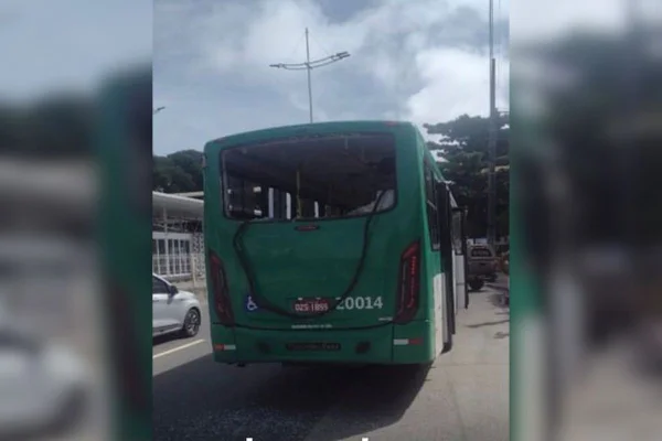 Imagem colorida de ônibus quebrado - Metrópoles