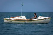 Em 100 Dias, narra a solitária jornada de Amyr Klink, navegador se tornou o primeiro a cruzar o Atlântico Sul a remo