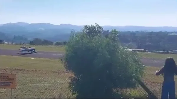 Vídeo: avião raspa asa na pista ao tentar pousar em aeroporto de Santa Catarina