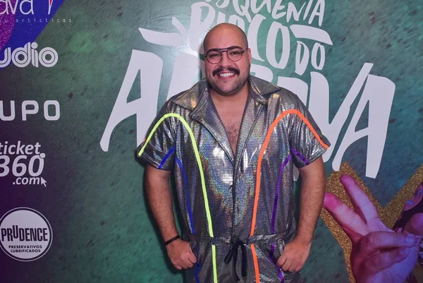 Tiago Abravanel dá beijão em marido no show do Bloco do Abrava