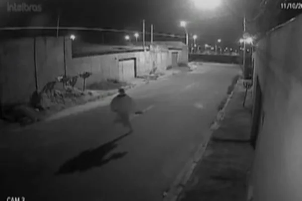 Imagens mostram pistoleiros invadindo casa para assassinar jovem no DF
