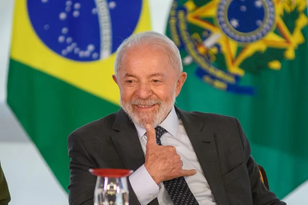 No 2º dia em Paris, Lula recebe título e inaugura exposições de arte