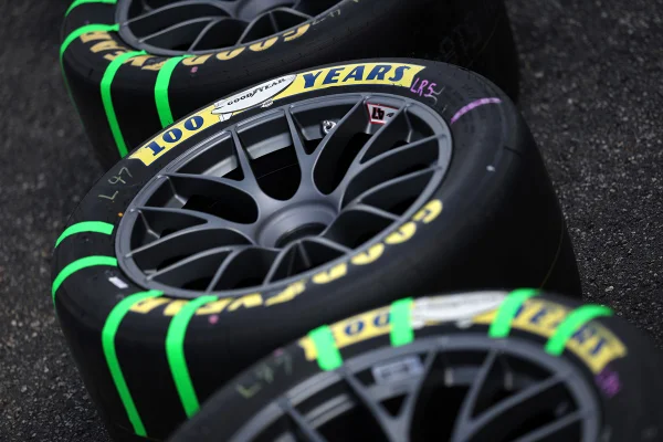 Imagem colorida, pneus da Goodyear- Metrópoles