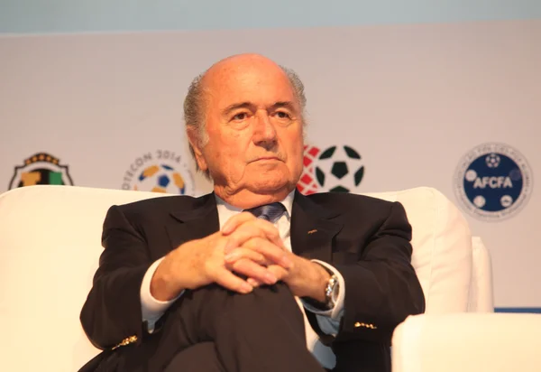 Blatter garante que não sairá da Fifa até eleição e diz que não fez nada ilegal