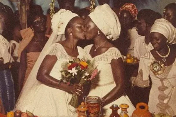 Foto colorida da arte de Mayara Ferrão com duas mulheres negras se beijando - Metrópoles