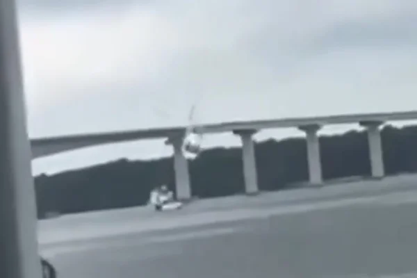 Imagem colorida de helicóptero caindo na Malásia - Metrópoles