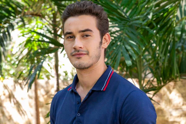 foto colorida de homem de camiseta polo azul - metrópoles