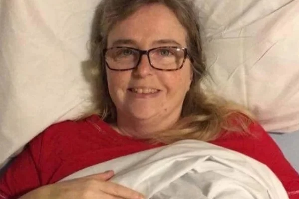 Mulher é diagnosticada com tumor de quase meio metro no ovário