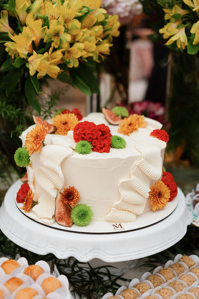 O bolo, com enfeites florais, trouxe um brilho especial à mesa O bolo, com enfeites florais, trouxe um brilho especial à mesa