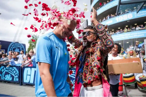 Haaland é recebido por flores jogadas por Carlinhos Brown
