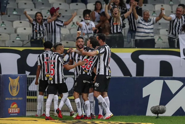 Atlético-MG vira para cima do Santos e segue firme na ponta do Brasileirão