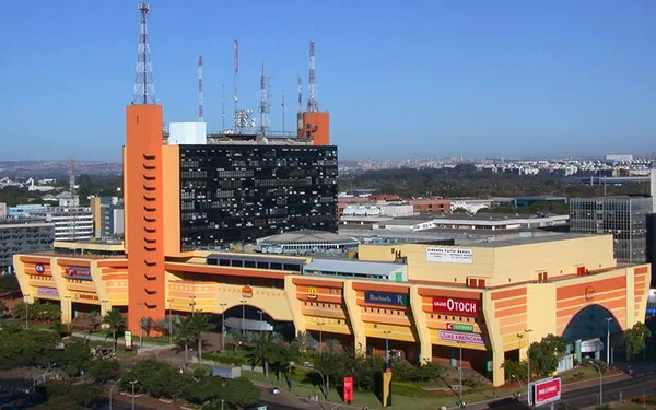 Bandidos fazem reféns e assaltam loja da Vivo no Pátio Brasil Shopping