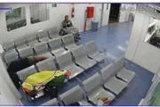 Já na madrugada de sábado (20/6), o homem ingere algum líquido. Ao lado, três pessoas dormem nas cadeiras da sala de espera da UPA Já na madrugada de sábado (20/6), o homem ingere algum líquido. Ao lado, três pessoas dormem nas cadeiras da sala de espera da UPA