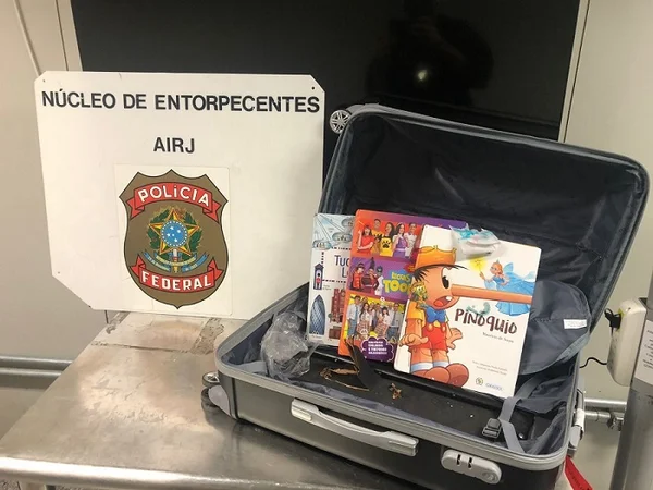 RJ: mulher esconde 7kg de cocaína em livros infantis e é presa pela PF