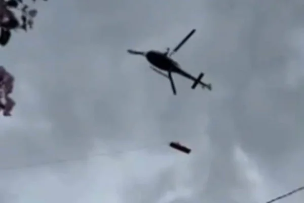 Imagem colorida do helicóptero da Polícia Militar resgatando a vítima do acidente - Metrópoles