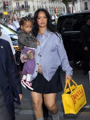 Look urbano usado pela artista, em passeio com o filho Riot