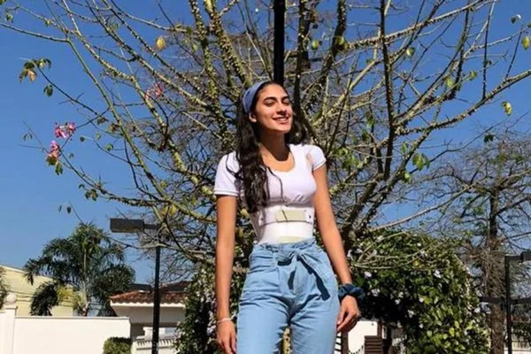 Jovens com escoliose conquistam fãs no TikTok ao desmistificar a doença