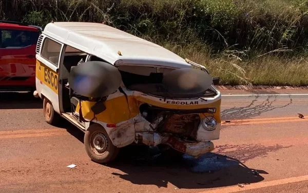 Estudante e motorista morrem em acidente com kombi escolar em Goiás
