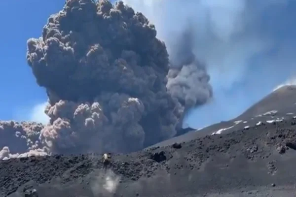 Imagem colorida de vulcão etna - Metrópoles