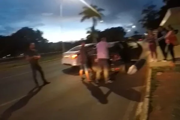 Motorista sem CNH é preso por fazer transporte pirata no DF. Vídeo